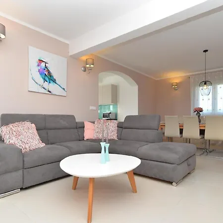 Holiday home Mit Privatpool Fuer 8 Personen Ca 150 Qm In Vrznaveri, Istrien Istrische Riviera