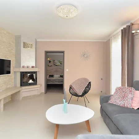 Mit Privatpool Fuer 8 Personen Ca 150 Qm In Vrznaveri, Istrien Istrische Riviera * Porec