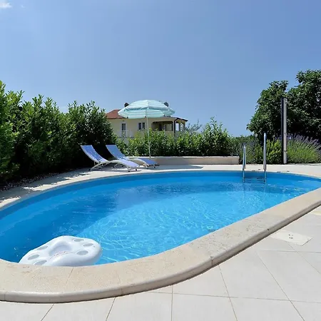 Holiday home Mit Privatpool Fuer 8 Personen Ca 150 Qm In Vrznaveri, Istrien Istrische Riviera *