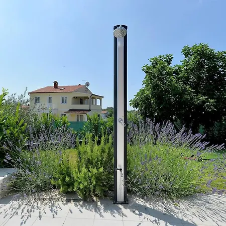 Holiday home Mit Privatpool Fuer 8 Personen Ca 150 Qm In Vrznaveri, Istrien Istrische Riviera *